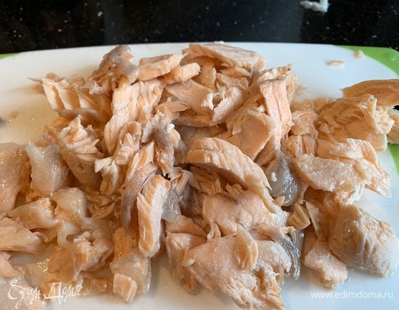 Выложите из бульона семгу. Удалите кожицу и кости, разделите на кусочки.