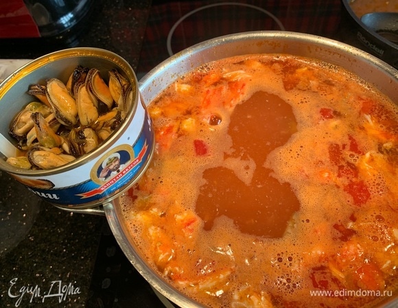 Положите в кастрюлю маслины, креветки, семгу, краба и подкопченные мидии. Посолите и поперчите. Оставьте вариться на медленном огне 5 минут. Снимите с огня, накройте крышкой и дайте настояться солянке 15 минут.