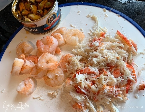 Клешни краба и креветки почистите и нарежьте.