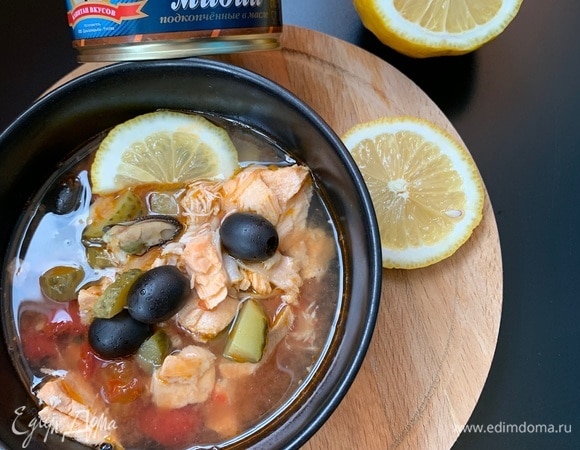 Подавайте солянку с ломтиком лимона. Приятного аппетита!