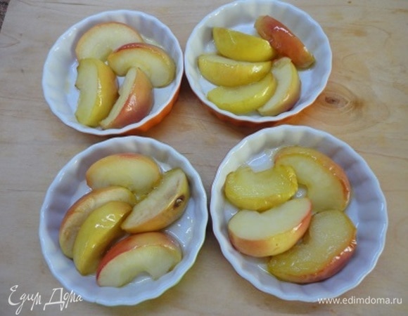 Выложить яблоки в 6 небольших жаропрочных формочек. Оставшийся сироп со сковороды разлить поровну по формочкам.