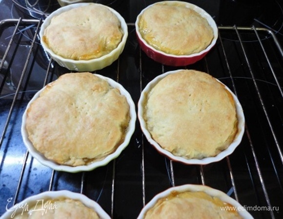 Выпекать пироги в духовке 25 мин при 200°C.