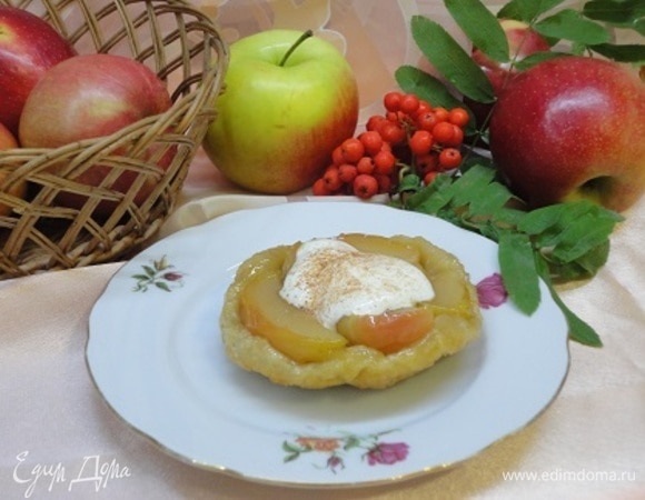 Вынуть готовые пироги из духовки, оставить на 20 минут, затем накрыть каждый порционной тарелкой и аккуратно перевернуть.