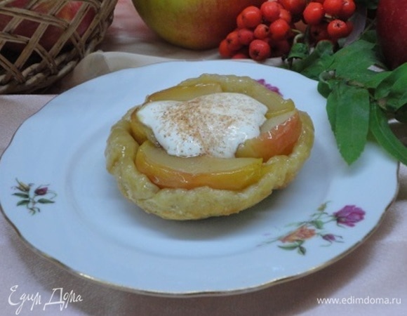 Подавать со взбитыми сливками или густой сметаной, посыпав корицей.