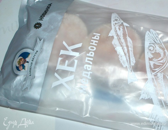 Медальоны хека ТМ «Капитан вкусов» разморозить, как указано на упаковке. Картофель отварить.