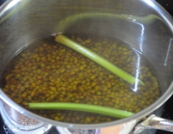 Воду довести до кипения, всыпать промытый маш и добавить стебли сельдерея. Варить на медленном огне до готовности. Не солить. Из готового бульона стебли сельдерея удалить.
