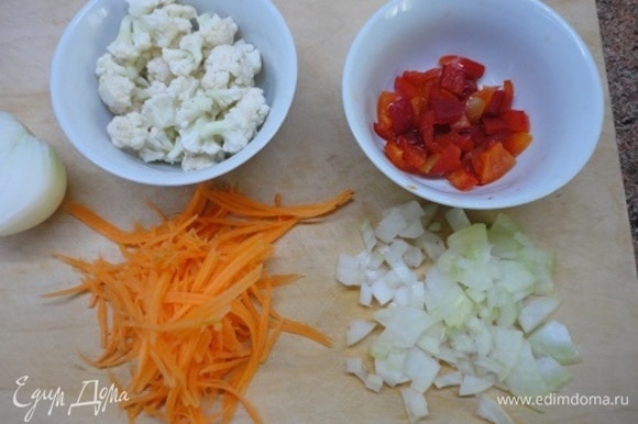 Капусту разделить на соцветия, перец и небольшую луковицу нарезать кубиками, морковь натереть на крупной терке. По желанию можно один зубчик чеснока обжарить вместе с луком.