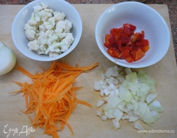 Капусту разделить на соцветия, перец и небольшую луковицу нарезать кубиками, морковь натереть на крупной терке. По желанию можно один зубчик чеснока обжарить вместе с луком.