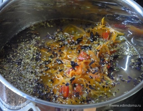 Жареные овощи выложить в кастрюлю с готовым машем, сюда же добавить сухие пряности, перец, соль. Довести до кипения и выложить цветную капусту. Дождаться закипания и убрать суп с плиты. Дать настояться 10–15 минут. Я так делаю, потому что не люблю разваренную капусту.