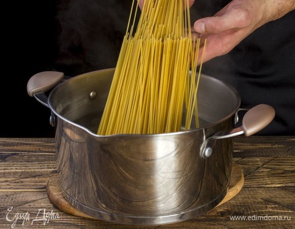 Спагетти отварите в подсоленной воде до состояния аль дэнте.