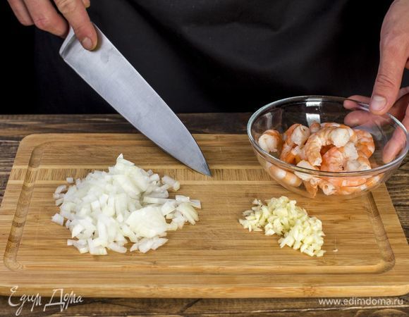 Лук, чеснок мелко нарежьте. Креветки очистите.