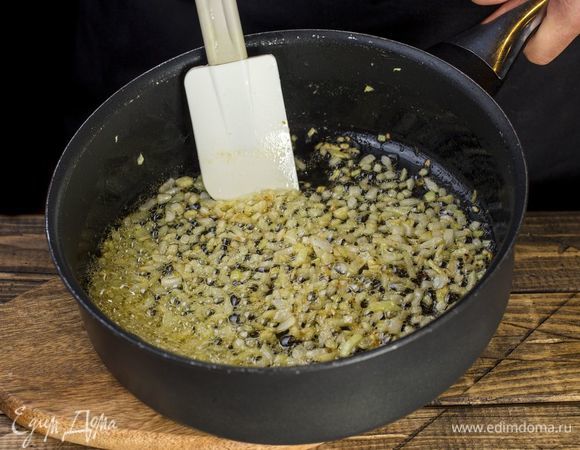 На сковороде растопите сливочное масло. Лук и чеснок поджарьте до золотистой корочки.