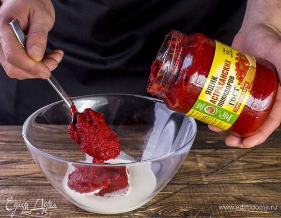 Смешайте томатную пасту ТМ «Ящик астраханских помидоров» и сливки.