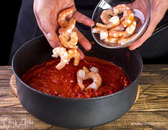 Добавьте креветки. Потушите около минуты.