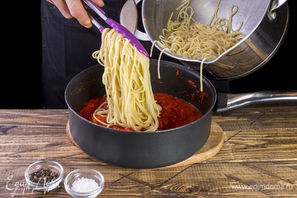 Добавьте в соус спагетти. Посолите и поперчите по вкусу. Тушите, помешивая, до готовности креветок около 2 минут.