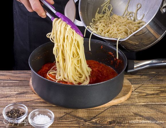 Добавьте в соус спагетти. Посолите и поперчите по вкусу. Тушите, помешивая, до готовности креветок около 2 минут.