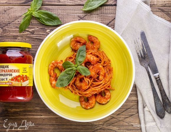 Готовую пасту подавайте, украсив веточкой базилика.