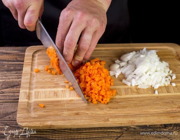 Морковь и лук мелко нарежьте кубиками.