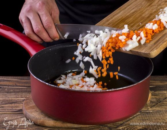 В сковороду налейте растительное масло. Добавьте лук и морковь, тушите до мягкости.