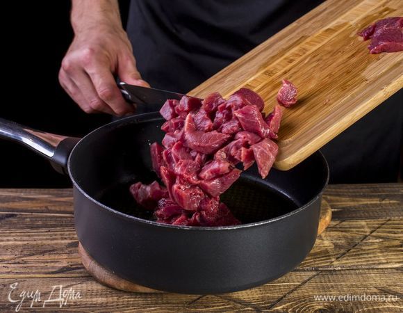 Говядину нарежьте брусочками и обжарьте в сотейнике на растительном масле до появления корочки.