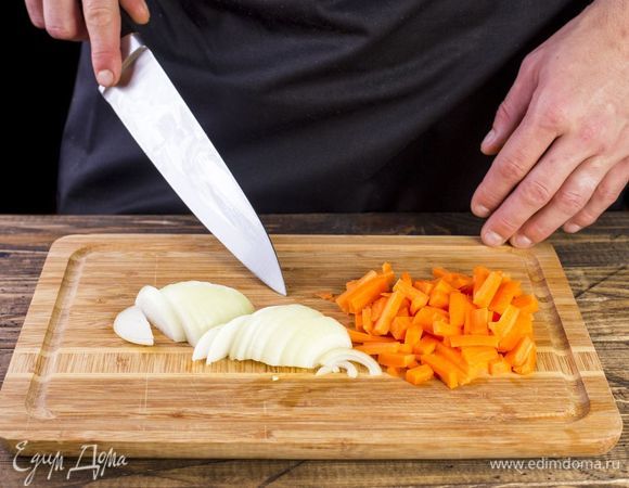 Лук нарежьте полукольцами, а морковь маленькими брусочками.