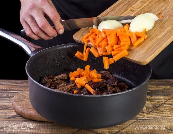 Добавьте лук и морковь к мясу и обжаривайте все до мягкости овощей.