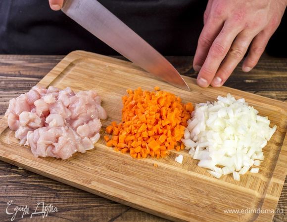 Куриное филе разрежьте на небольшие кусочки. Лук и морковь мелко нарубите.