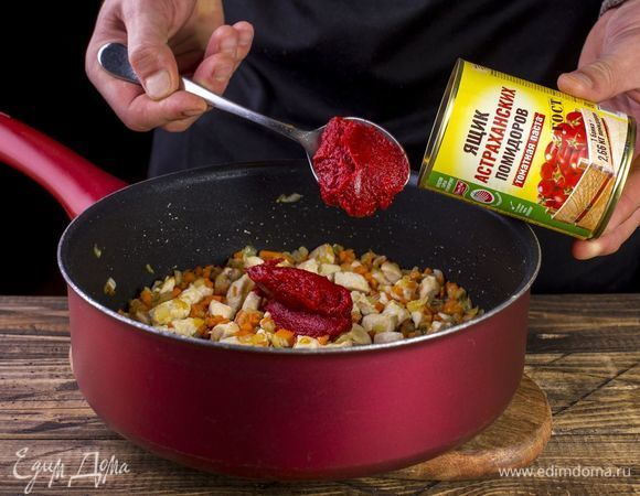 После добавьте томатную пасту ТМ «Ящик астраханских помидоров».