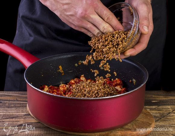 Добавьте промытую гречку и налейте воды столько, чтобы она покрывала крупу, перемешайте. Дождитесь, пока вода закипит.