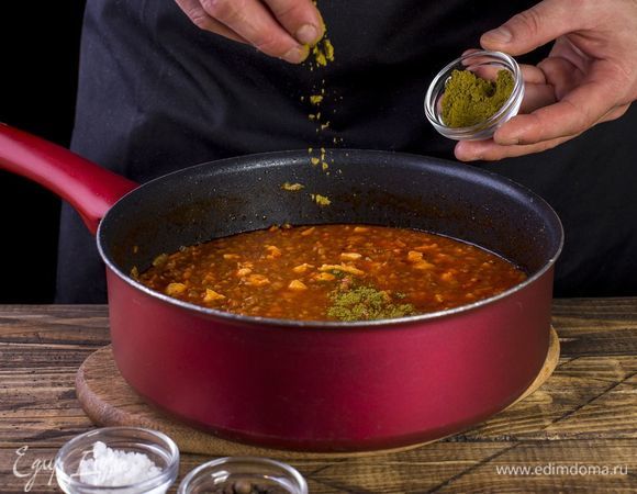 Посолите, поперчите и добавьте хмели-сунели. Накройте крышкой и тушите до готовности гречки, добавляя воду при необходимости.