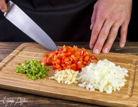 Лук мелко нарежьте, измельчите чеснок, перец нарежьте кубиками, чили мелко порубите.