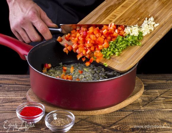 Обжарьте лук до мягкости, добавьте перец, чеснок, паприку и зиру. Тушите 5 минут, регулярно помешивая.