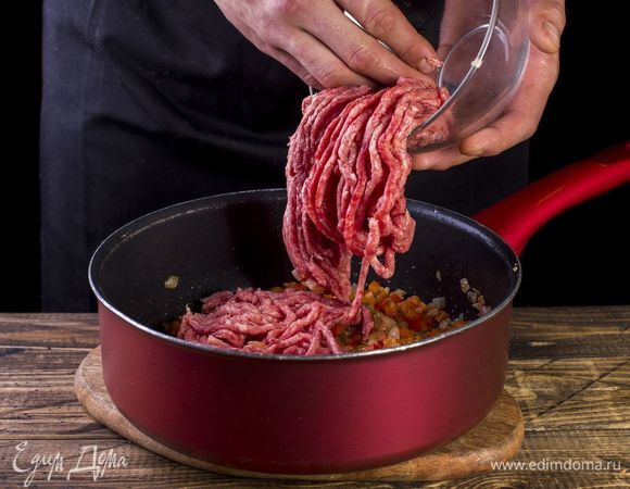 Добавьте фарш и жарьте его 3 минуты. Затем, добавив воду (примерно 200 мл), доведите до кипения.