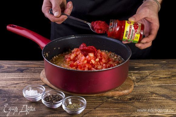 К фаршу добавьте помидоры, майоран, соль, перец по вкусу и томатную пасту ТМ «Ящик астраханских помидоров. Тушите под закрытой крышкой 15 минут.