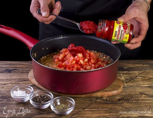 К фаршу добавьте помидоры, майоран, соль, перец по вкусу и томатную пасту ТМ «Ящик астраханских помидоров. Тушите под закрытой крышкой 15 минут.