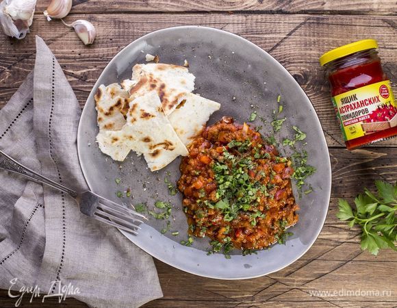 Готовое блюдо посыпьте мелко нарезанной зеленью. Подавайте с лавашом.