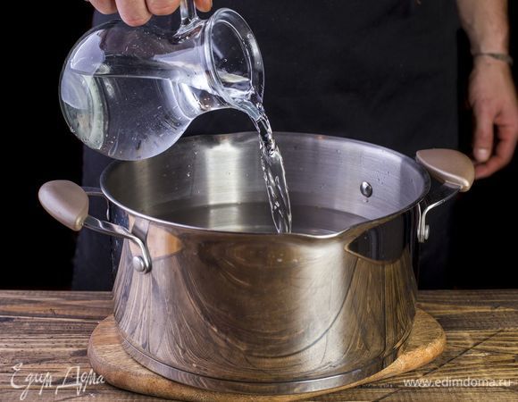 Воду налейте в кастрюлю и поставьте на плиту.