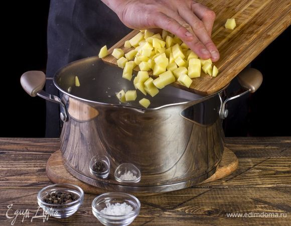 В кипящую воду добавьте кубиками нарезанный картофель. После повторного закипания посолите и поперчите.