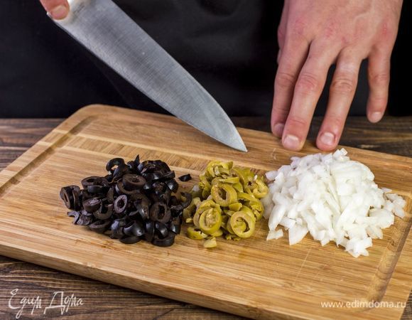 Нарежьте лук — мелкими кубиками, маслины и оливки — кружочками.