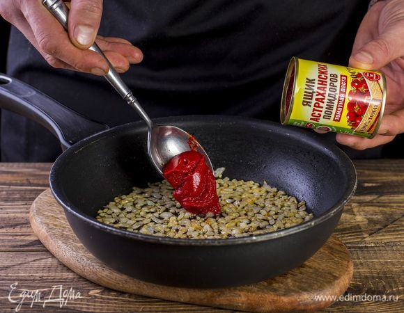 На сковороде обжарьте лук до золотистого цвета, добавьте томатную пасту ТМ «Ящик астраханских помидоров» и немного воды, потушите.