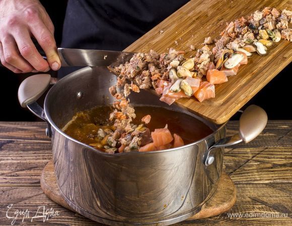 За семь минут до готовности картофеля добавьте кальмары, горбушу, лосось, мидии.