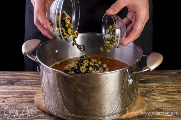 Добавьте оливки, маслины и каперсы. При желании сок от каперсов тоже можете добавить в бульон. Варите до готовности.