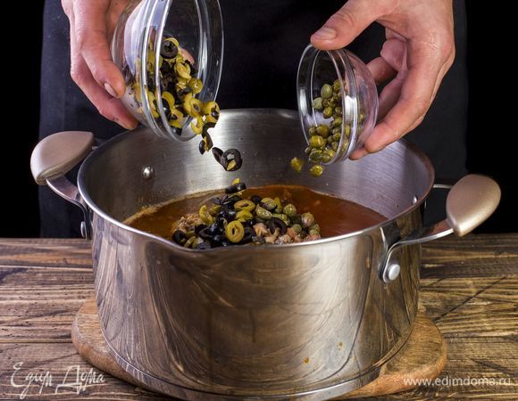 Добавьте оливки, маслины и каперсы. При желании сок от каперсов тоже можете добавить в бульон. Варите до готовности.