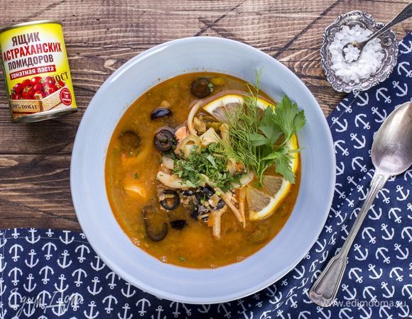 Готовый суп разлить по тарелкам, украсить кусочками лимона и свежей зеленью.