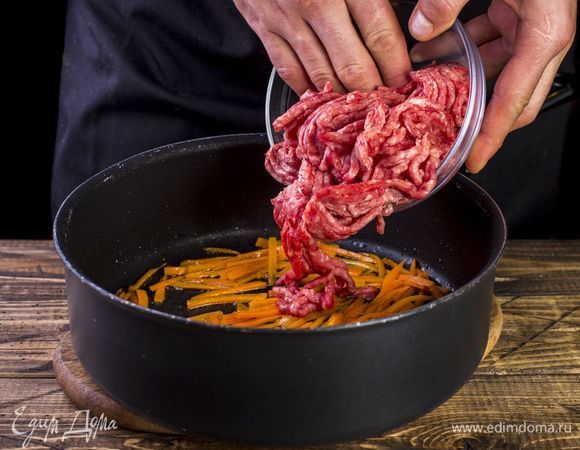 После того, как морковь станет мягкой, добавьте говяжий фарш.