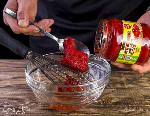 Томатную пасту ТМ «Ящик астраханских помидоров» разведите в 0,5 стакана воды и перемешайте.