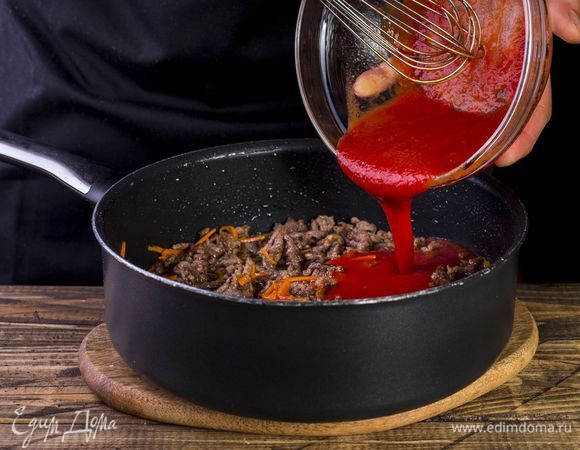 Получившийся сок добавьте к мясу, когда оно посветлеет.