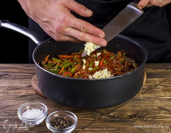 Добавляем мелко нарезанный чеснок, соль и перец по вкусу.