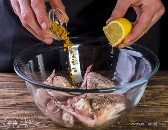 Выложите куриные крылья в глубокую миску. Добавьте соль, перец черный и красный, куркуму. Сбрызните лимонным соком. Перемешайте.