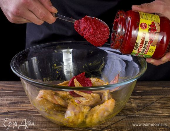 Добавьте томатную пасту «Ящик астраханских помидоров». Накройте пищевой пленкой и оставьте мариноваться на полчаса.